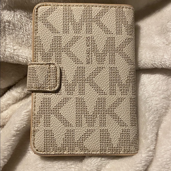 Michael Kors passport holder - Picture 3 of 3